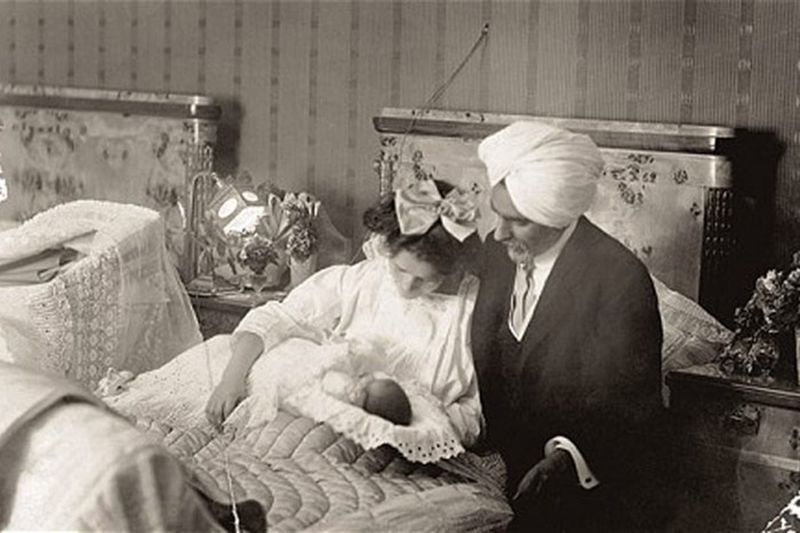 Una fotografía de la recién nacida Amrita con sus padres