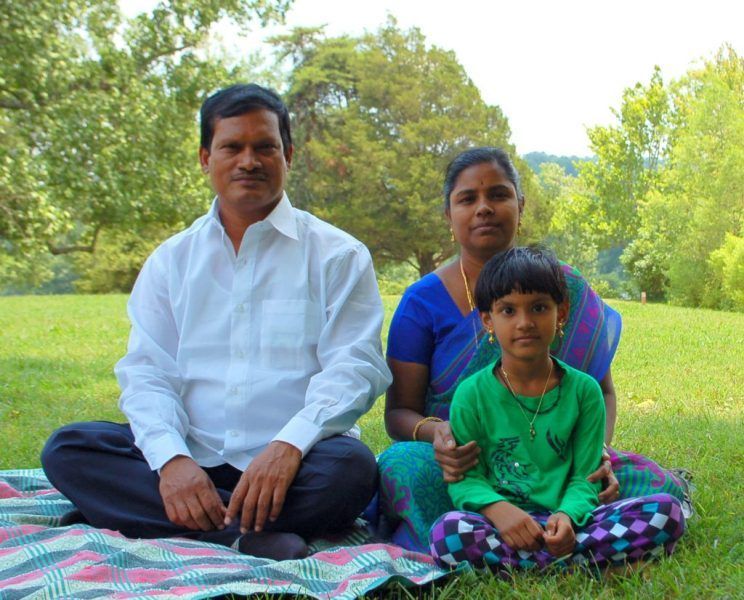 Аруначалам Муруганантам с дъщеря си и съпругата си