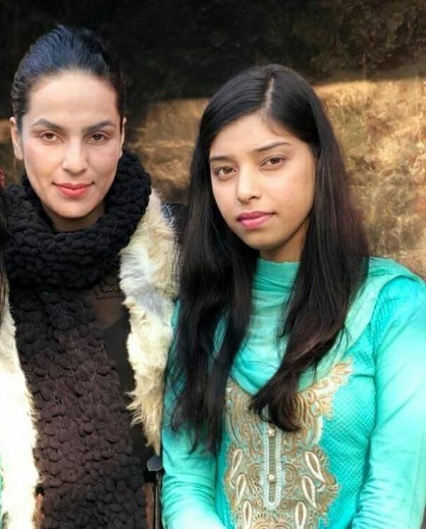 Amber Zaidi com sua irmã