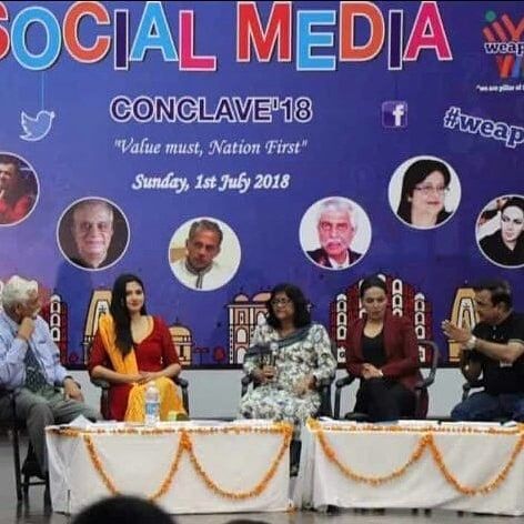 Amber Zaidi no conclave de mídia social