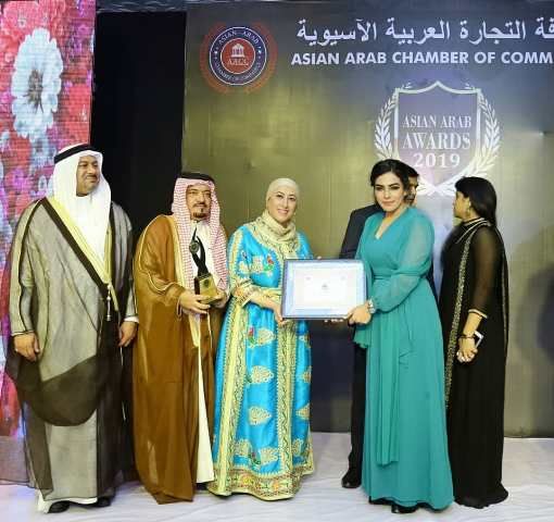 Amber Zaidi sendo homenageada com Prêmio Árabe Asiático