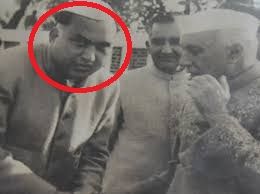 Гирдхари Лал Догра (в красном круге), отец Сангиты Джейтли