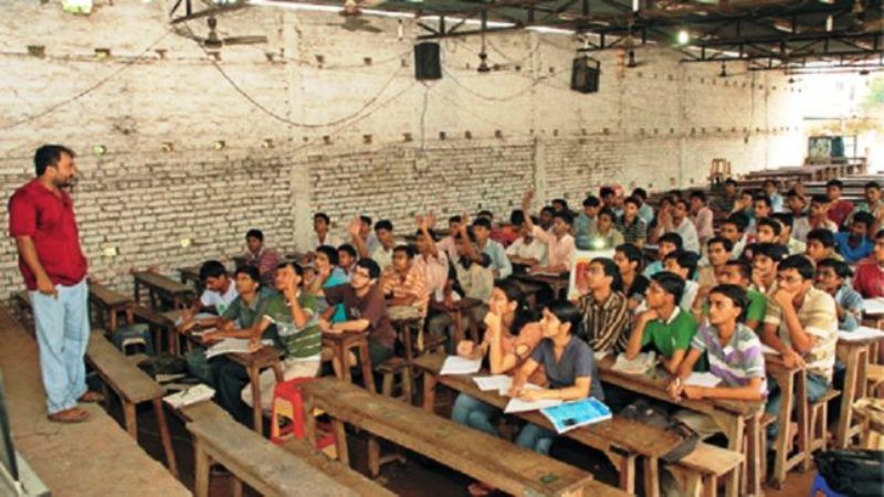 Anand Kumar, Patna'daki Teneke Gölge Sınıfı Odasında Ders Veriyor