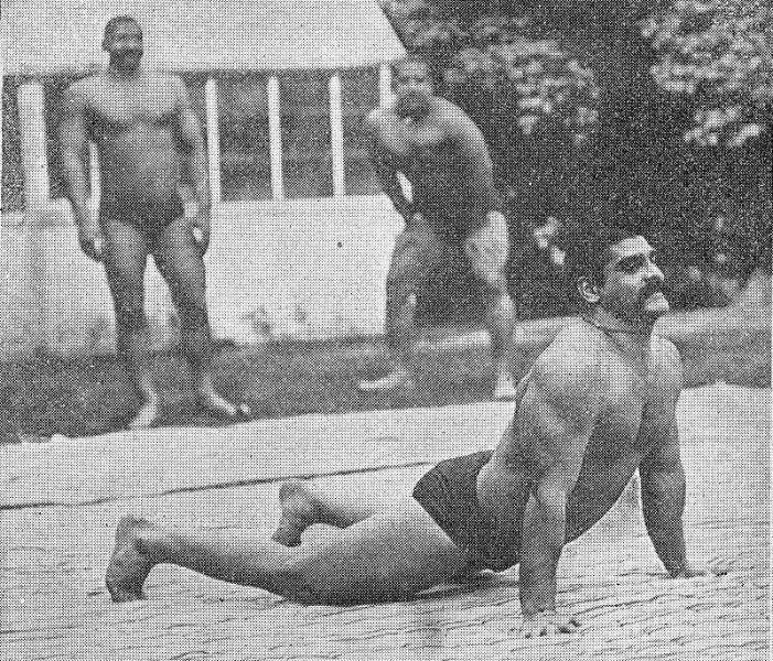 Gama Pehalwan fazendo exercícios