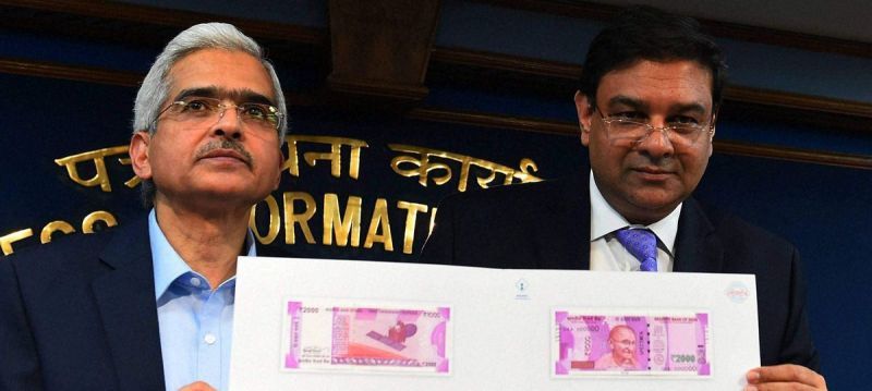 Shaktikanta Das i Urjit Patel podczas premiery nowych banknotów walutowych