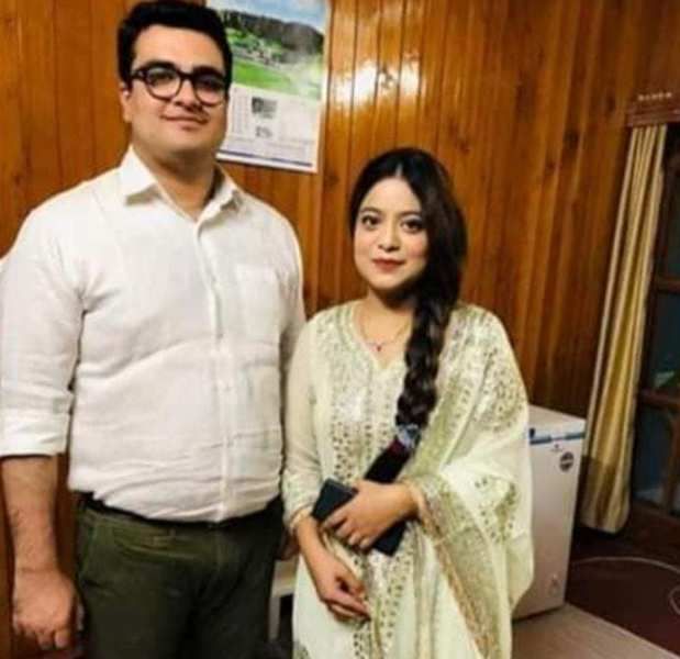 Safoora Zargar con su esposo Saboor Ahmed Sirwal
