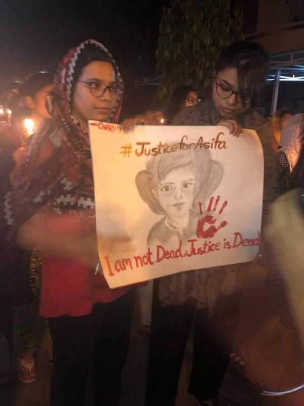Safoora Zargar protestando contra el caso de violación de Kathua