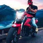 Dánský Zehen pózuje na svém motocyklu Benelli TNT