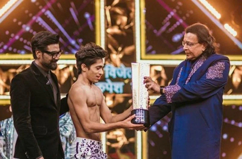   Rupesh Bane reçoit son trophée Dance Plus