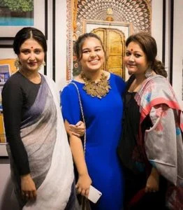   Swastika Mukherjee con sua sorella e sua figlia