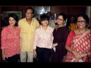   Swastika Mukherjee bersama keluarganya