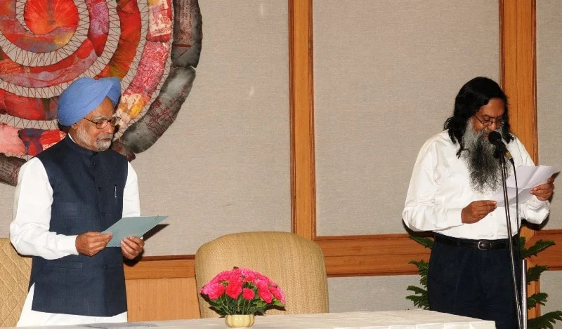   Intian entinen pääministeri Manmohan Singh vannoi valan Abhijit Senille sen jälkeen, kun hänet valittiin Intian suunnittelukomission jäseneksi