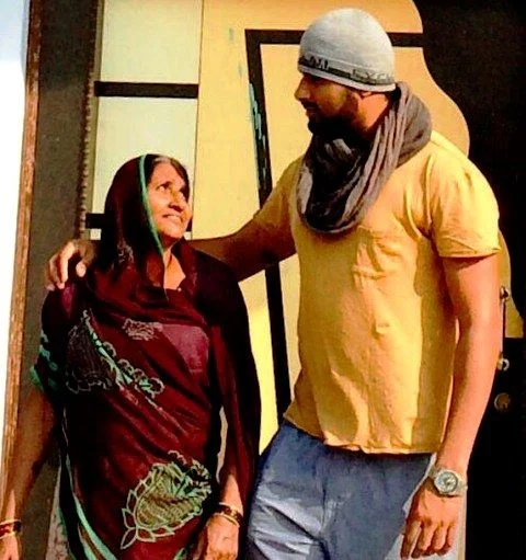   Ринку Сингх с майка си