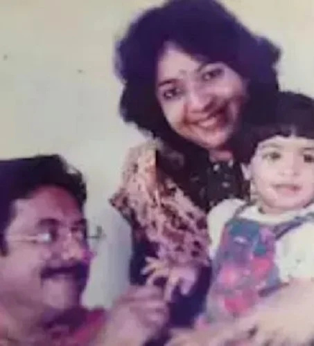   Pratap Pothen avec sa seconde épouse, Amala, et sa fille