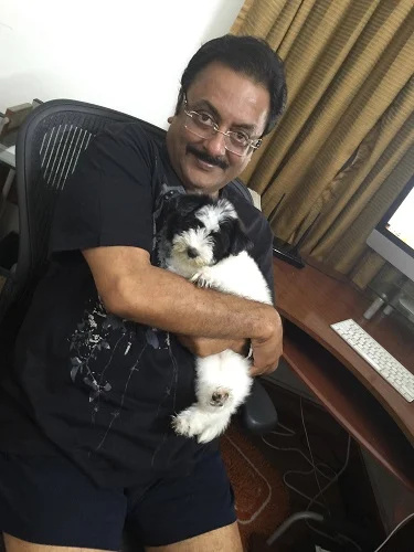   Pratap Pothen avec son chien de compagnie