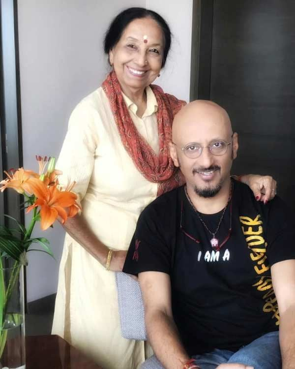   Shantanu Moitra äitinsä kanssa