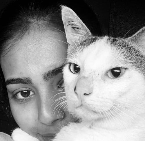   श्रेया प्रसाद अपनी पालतू बिल्ली के साथ