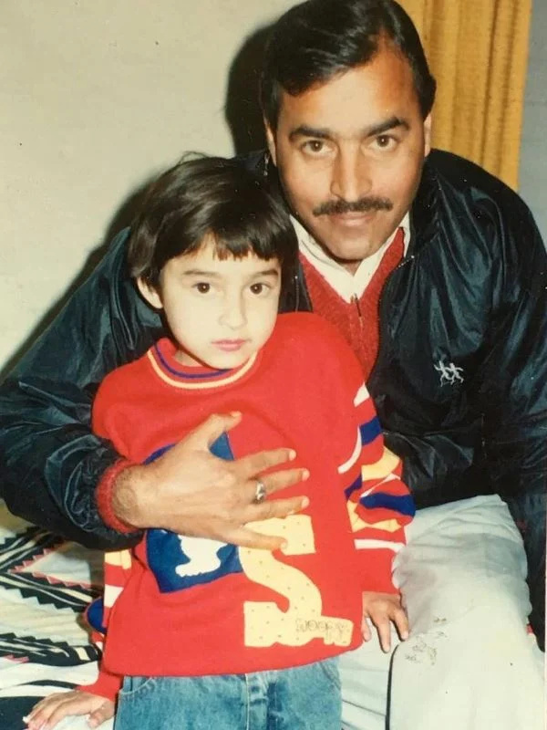   Chandni Sharma'nın babasıyla bir çocukluk fotoğrafı
