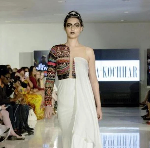   Chandni Sharma, 2016 yılında New York Moda Haftası'nda tasarımcı Archana Kochhar için podyumda yürüyor