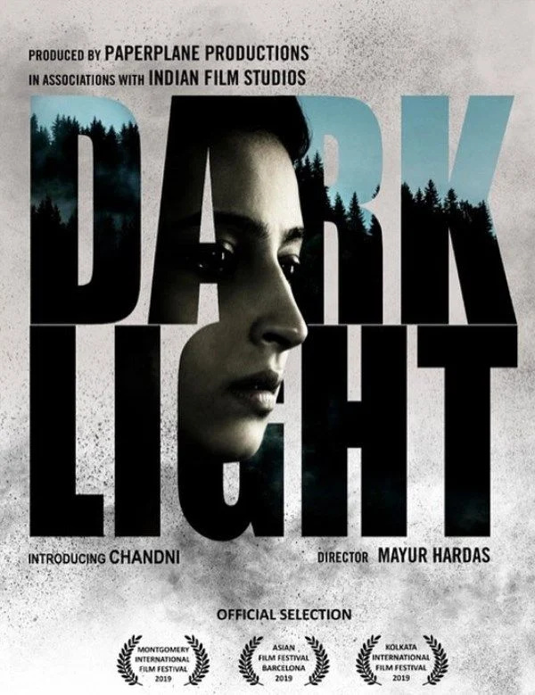   2019 filminin afişi'Darklight'