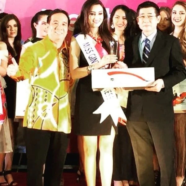   Chandni Sharma, 2015 yılında Miss Gintell Fitness ödülünü alıyor