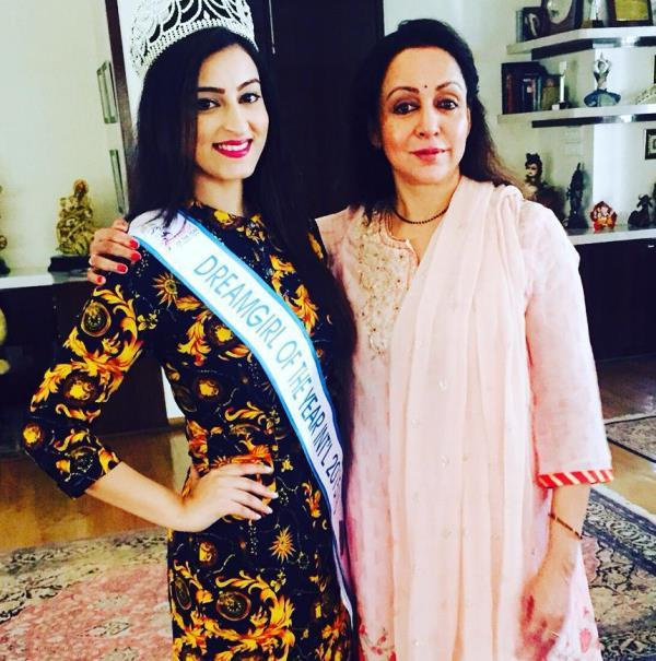   Chandni Sharma, 2015 yılında Uluslararası Yılın Rüya Kızı ödülünü kazandıktan sonra aktris Hema Malini ile birlikte