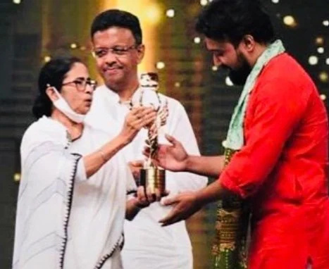   Sabyasachi Chowdhury habang tumatanggap ng Tele Academy award mula kay Mamata Banerjee noong Marso 2022