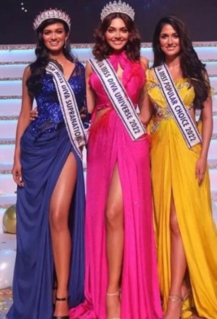  U kolovozu 2022. Pragnya Ayyagiri (lijevo) osvojila je titulu Miss Diva Supranational LIVA-e