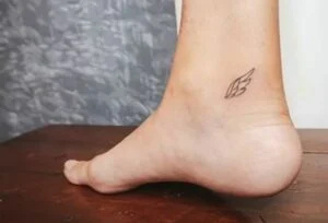   Uma tatuagem de asa em Aashna Hegde's right foot