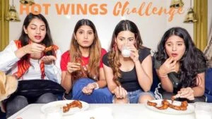   Um vídeo de desafio postado por Aashna Hegde (segunda da direita) com suas irmãs no qual elas são vistas comendo asas de frango quentes