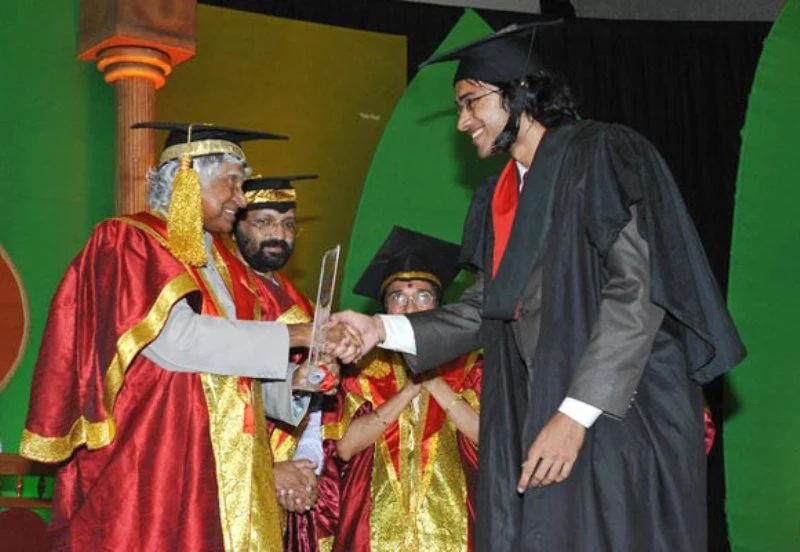   श्रीराम वेंकटरमन एपीजे अब्दुल कलामी से मेडिकल डिग्री प्राप्त करते हुए