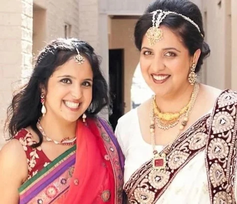   Aparna Shewakramani sa svojom starijom sestrom (desno)
