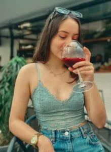   Pema Leilani trinkt Wein