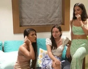   Pema Leilani (v sredini) v kadru iz indijske resničnostne oddaje Splitsvilla X4 na MTV India