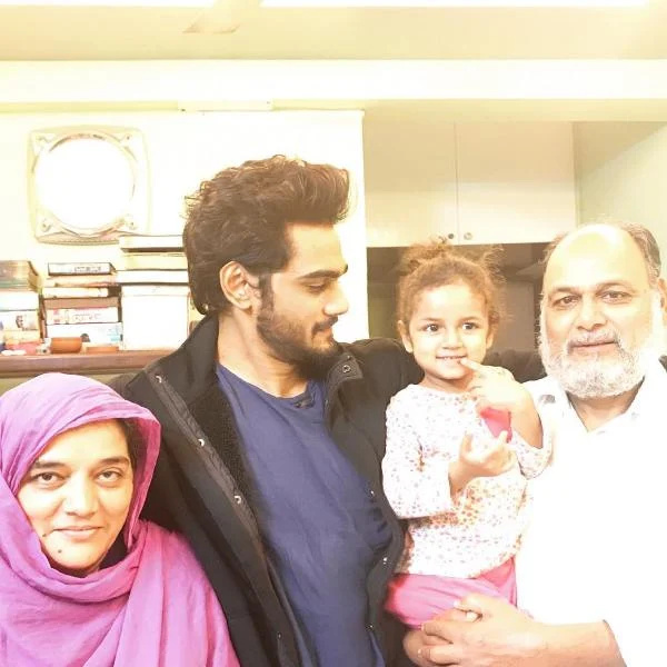  Yasser Desai z rodzicami