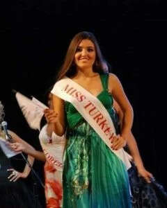   Hande Erçel di pertandingan ratu cantik Miss Civilization of the World