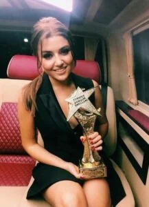   Hande Erçel posant avec son prix de la meilleure actrice pour l'émission télévisée