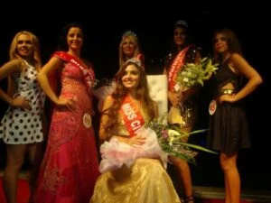   Nag-pose si Hande Erçel matapos manalo ng titulong Miss Civilization Turkey noong 2012