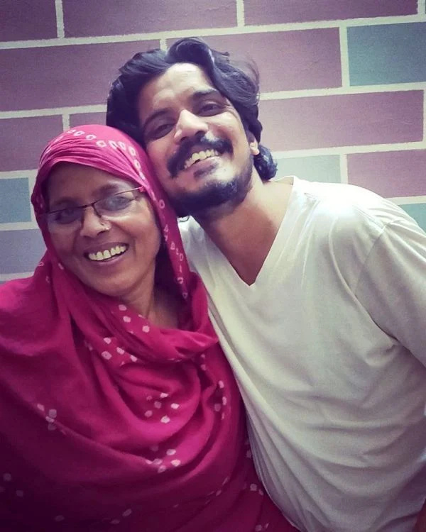  Aasif Khan med sin mor