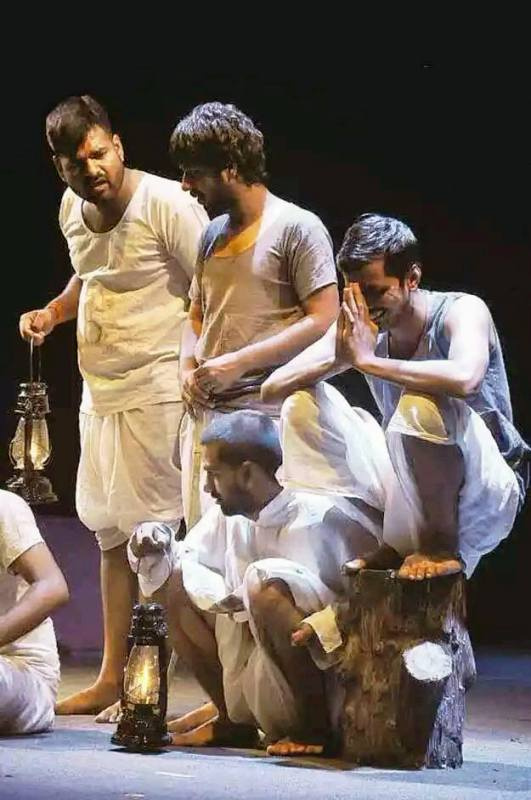   Aasif Khan uppträder i en teaterpjäs
