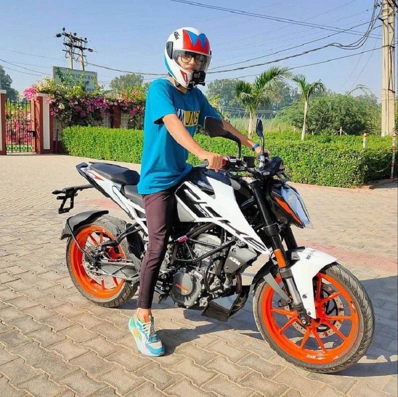   Sourav Joshi posiert auf seinem KTM-Bike