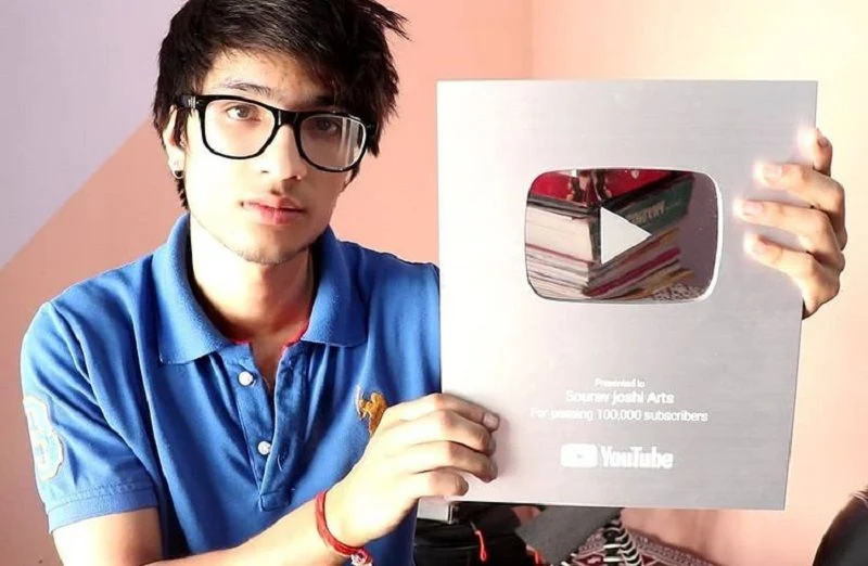   Sourav Joshi mit seinem silbernen Button von YouTube für seinen Kanal'Sourav Joshi Arts