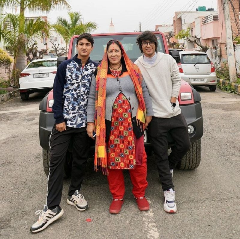   Sourav Joshi mit seiner Mutter und seinem Bruder