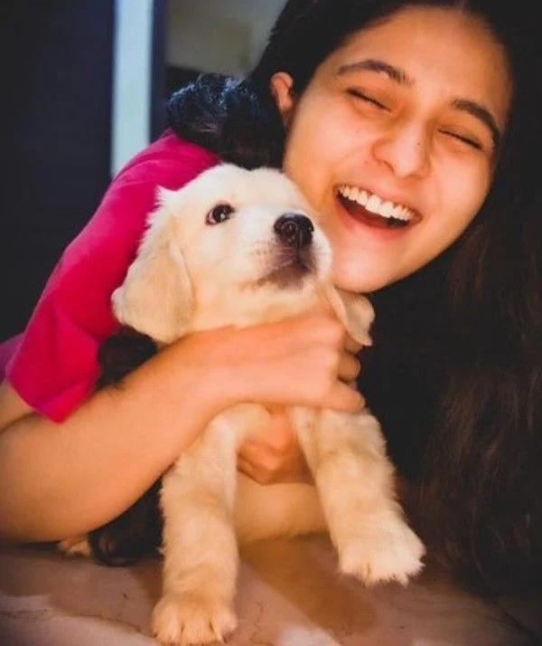   Neha Vaishnav와 그녀의 애완견 Peanut