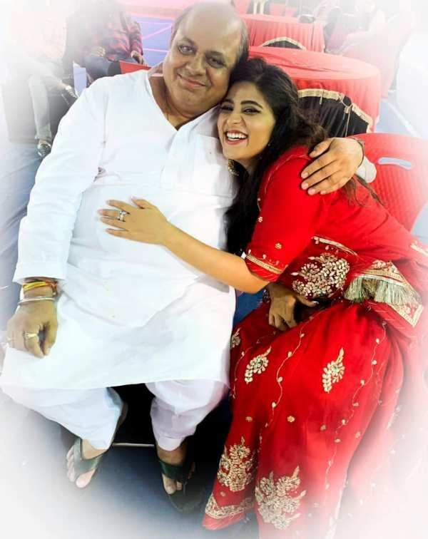   Neha Vaishnav와 그녀의 아버지 Satish Kumar Vaishnav