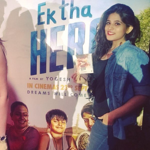   힌디어 영화 Ek Tha Hero(2016)의 포스터와 함께 있는 Neha Vaishnav