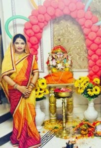   Archana Nag com o ídolo de Lord Ganesha por ocasião de Ganesh Chaturthi