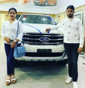   Archana Nag は、夫の Jagabandhu Chand と一緒に、新しい車 Ford Endeavor でポーズをとっています。