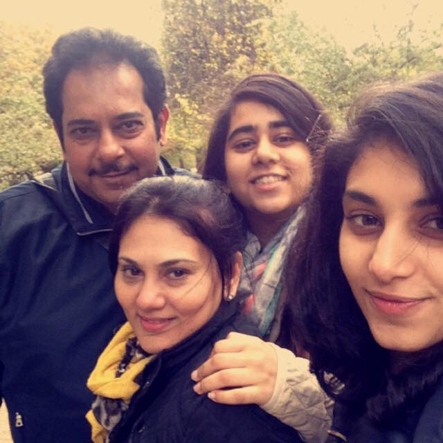   Deepika Chikhalia bersama keluarganya