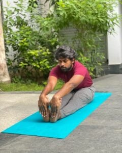   Kathir cvičí jógu